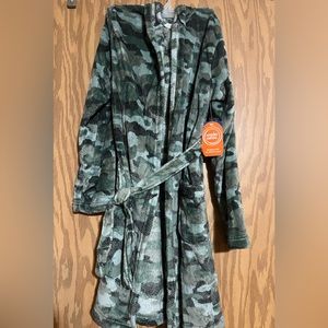 NWT Boys XL Camo robe